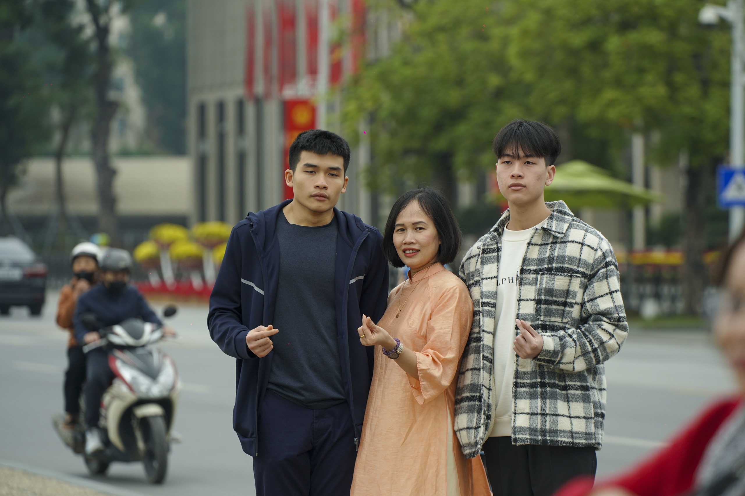 Mùng 2 Tết Bính Ngọ, người Hà Nội xúng xính áo dài xuống phố du Xuân - Ảnh 27. Mùng 2 Tết Bính Ngọ, người Hà Nội xúng xính áo dài xuống phố du Xuân - Ảnh 27.