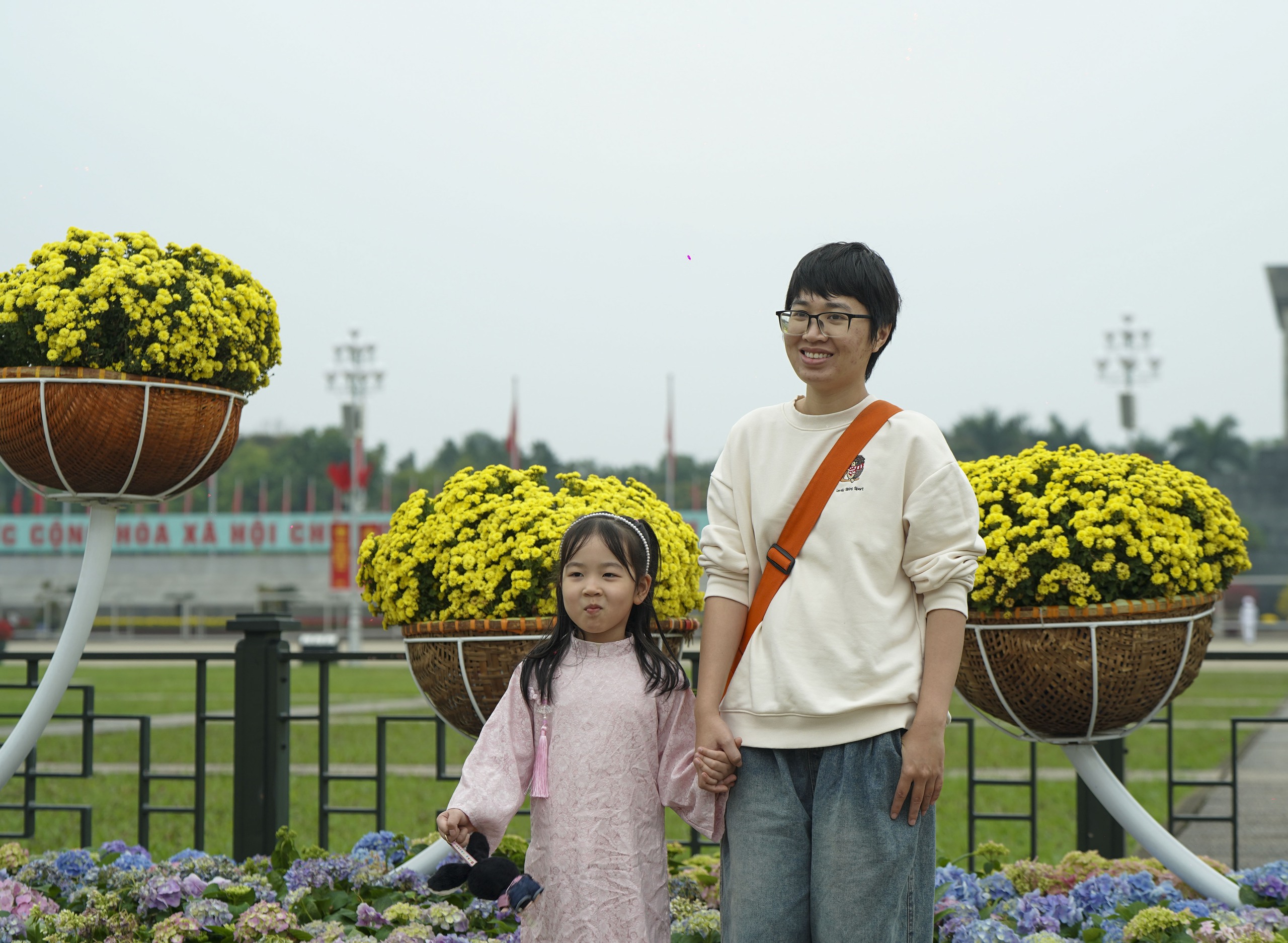 Mùng 2 Tết Bính Ngọ, người Hà Nội xúng xính áo dài xuống phố du Xuân - Ảnh 25. Mùng 2 Tết Bính Ngọ, người Hà Nội xúng xính áo dài xuống phố du Xuân - Ảnh 25.