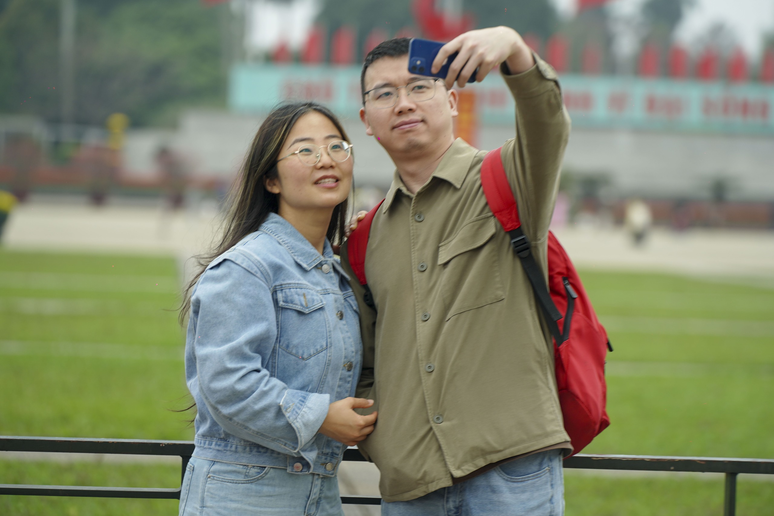 Mùng 2 Tết Bính Ngọ, người Hà Nội xúng xính áo dài xuống phố du Xuân - Ảnh 28. Mùng 2 Tết Bính Ngọ, người Hà Nội xúng xính áo dài xuống phố du Xuân - Ảnh 28.