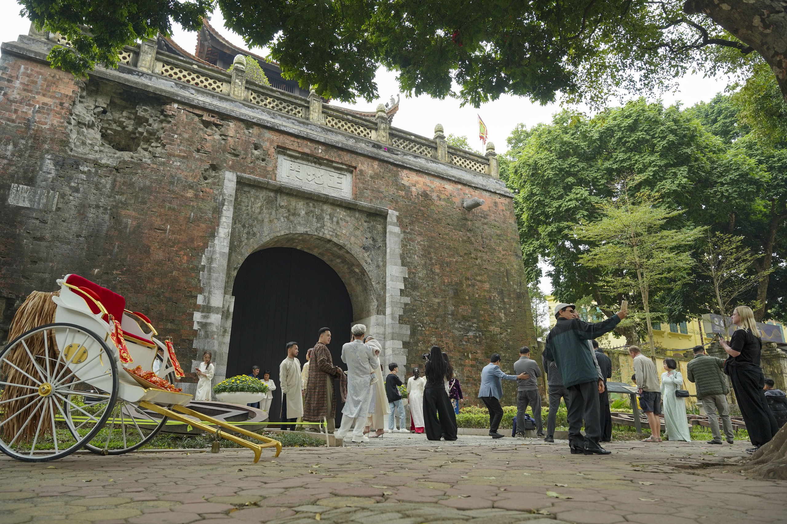 Mùng 2 Tết Bính Ngọ, người Hà Nội xúng xính áo dài xuống phố du Xuân - Ảnh 32. Mùng 2 Tết Bính Ngọ, người Hà Nội xúng xính áo dài xuống phố du Xuân - Ảnh 32.