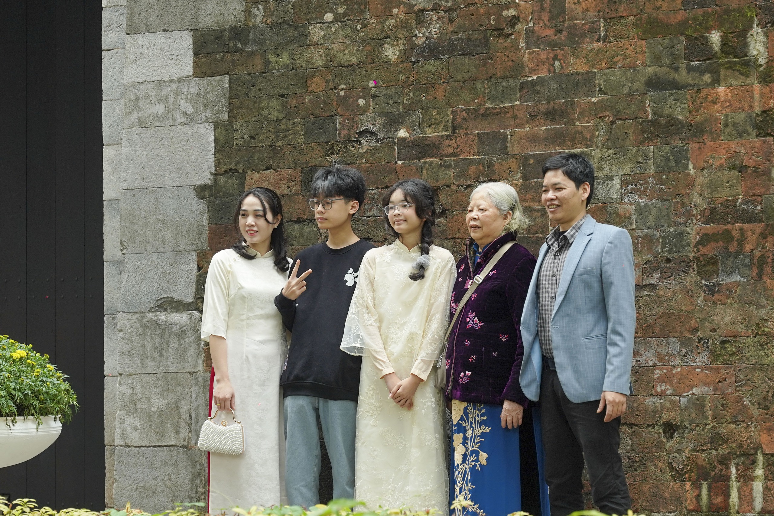 Mùng 2 Tết Bính Ngọ, người Hà Nội xúng xính áo dài xuống phố du Xuân - Ảnh 33. Mùng 2 Tết Bính Ngọ, người Hà Nội xúng xính áo dài xuống phố du Xuân - Ảnh 33.