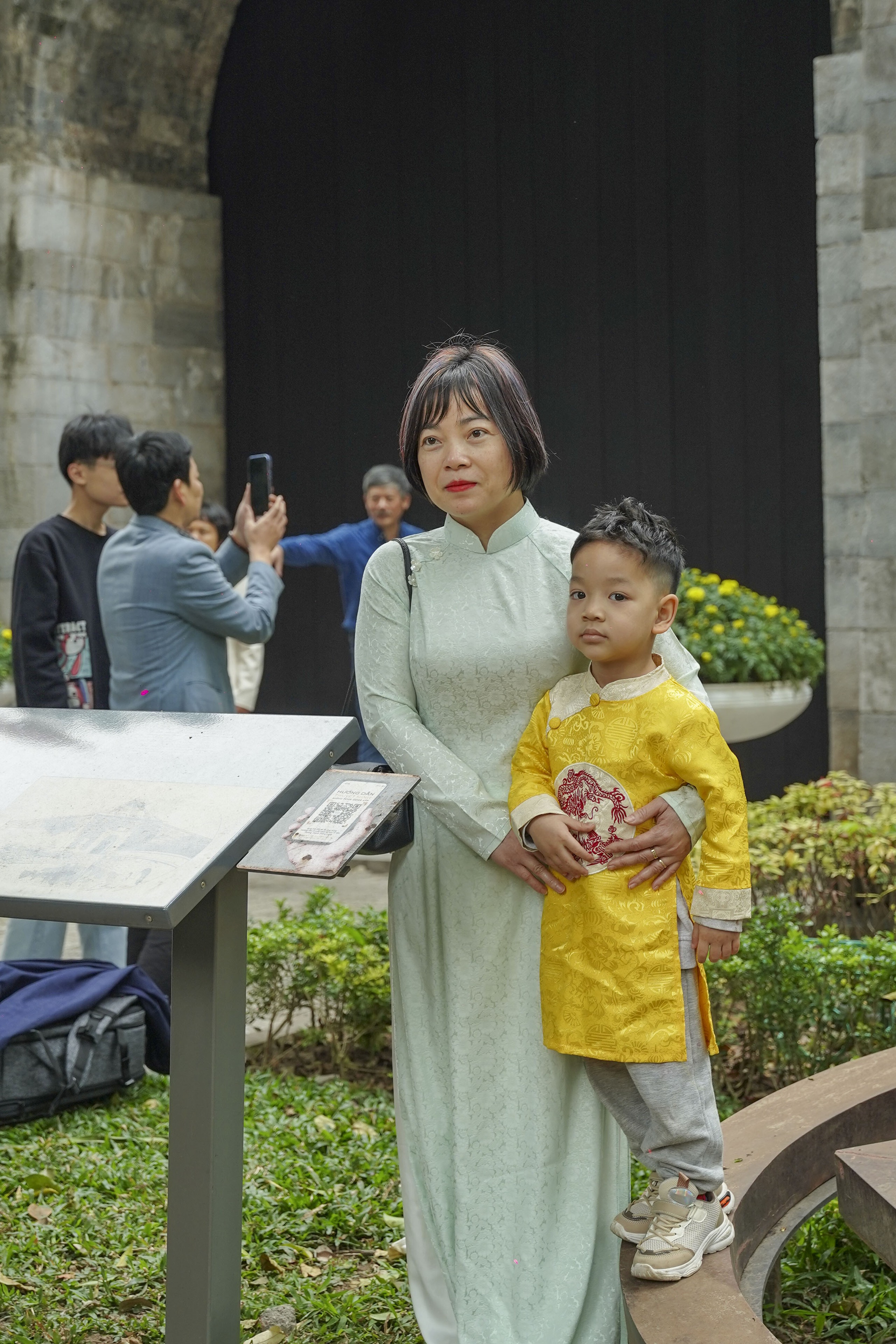 Mùng 2 Tết Bính Ngọ, người Hà Nội xúng xính áo dài xuống phố du Xuân - Ảnh 34. Mùng 2 Tết Bính Ngọ, người Hà Nội xúng xính áo dài xuống phố du Xuân - Ảnh 34.