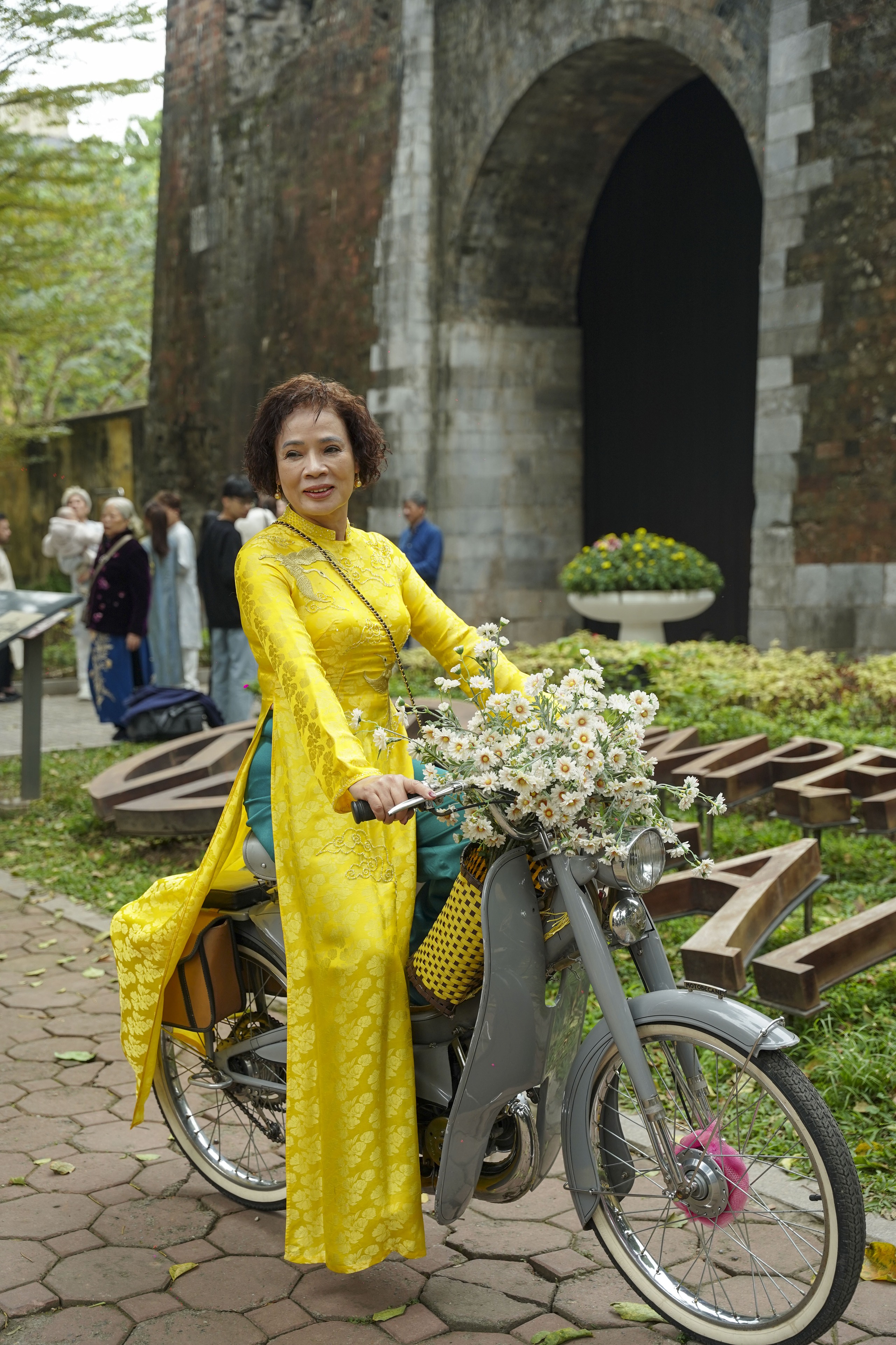 Mùng 2 Tết Bính Ngọ, người Hà Nội xúng xính áo dài xuống phố du Xuân - Ảnh 35. Mùng 2 Tết Bính Ngọ, người Hà Nội xúng xính áo dài xuống phố du Xuân - Ảnh 35.