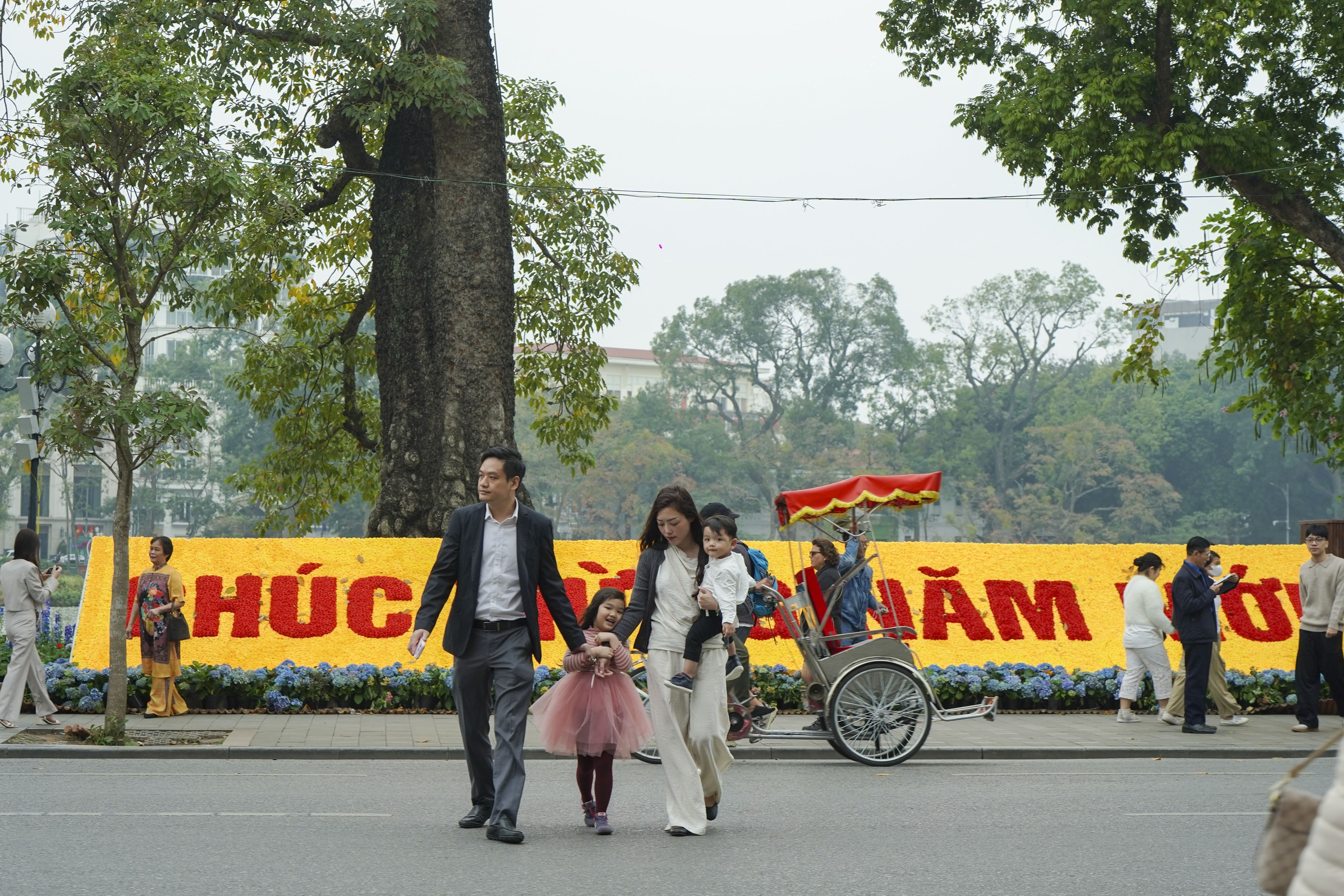 Mùng 2 Tết Bính Ngọ, người Hà Nội xúng xính áo dài xuống phố du Xuân - Ảnh 2. Mùng 2 Tết Bính Ngọ, người Hà Nội xúng xính áo dài xuống phố du Xuân - Ảnh 2.