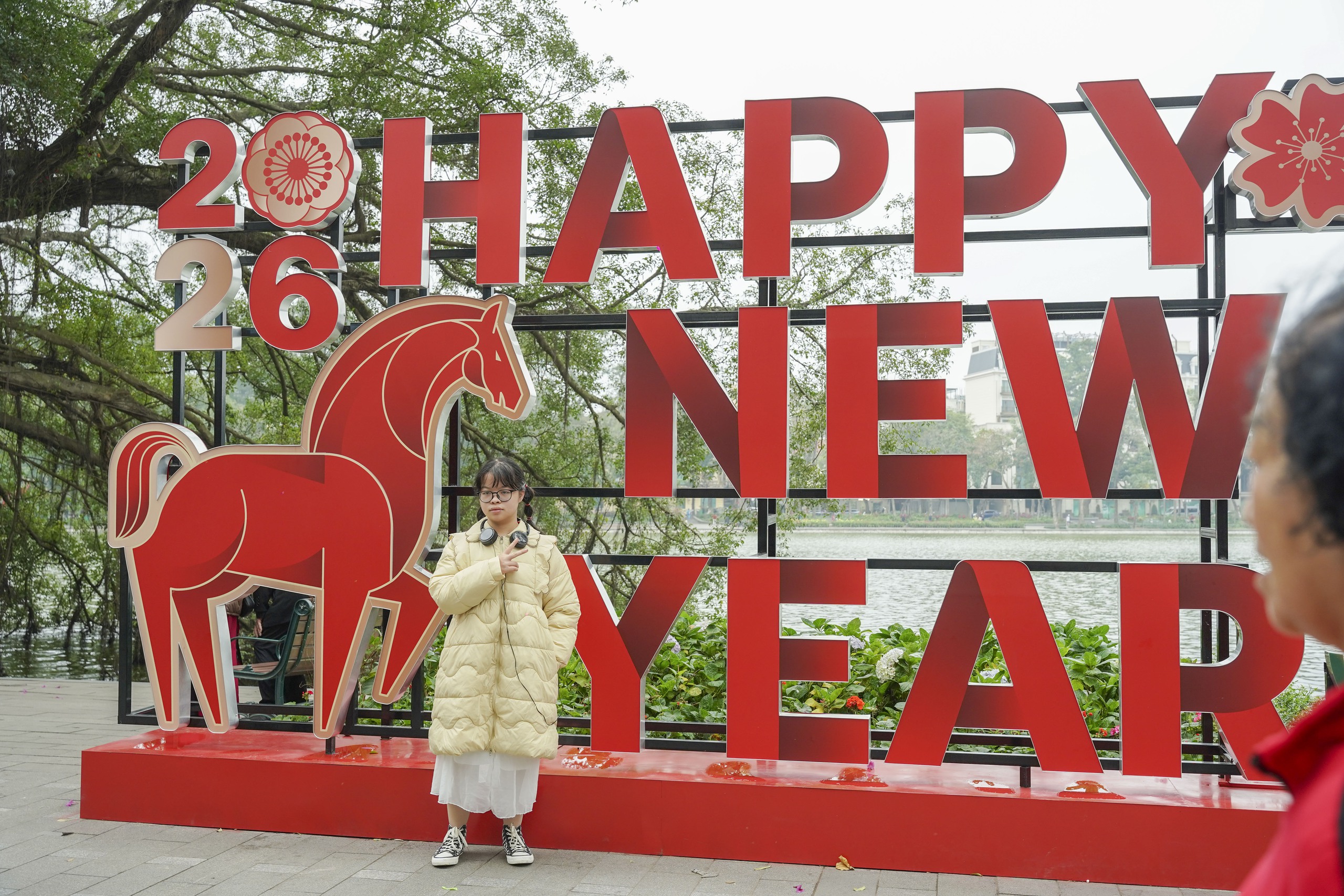 Mùng 2 Tết Bính Ngọ, người Hà Nội xúng xính áo dài xuống phố du Xuân - Ảnh 4. Mùng 2 Tết Bính Ngọ, người Hà Nội xúng xính áo dài xuống phố du Xuân - Ảnh 4.