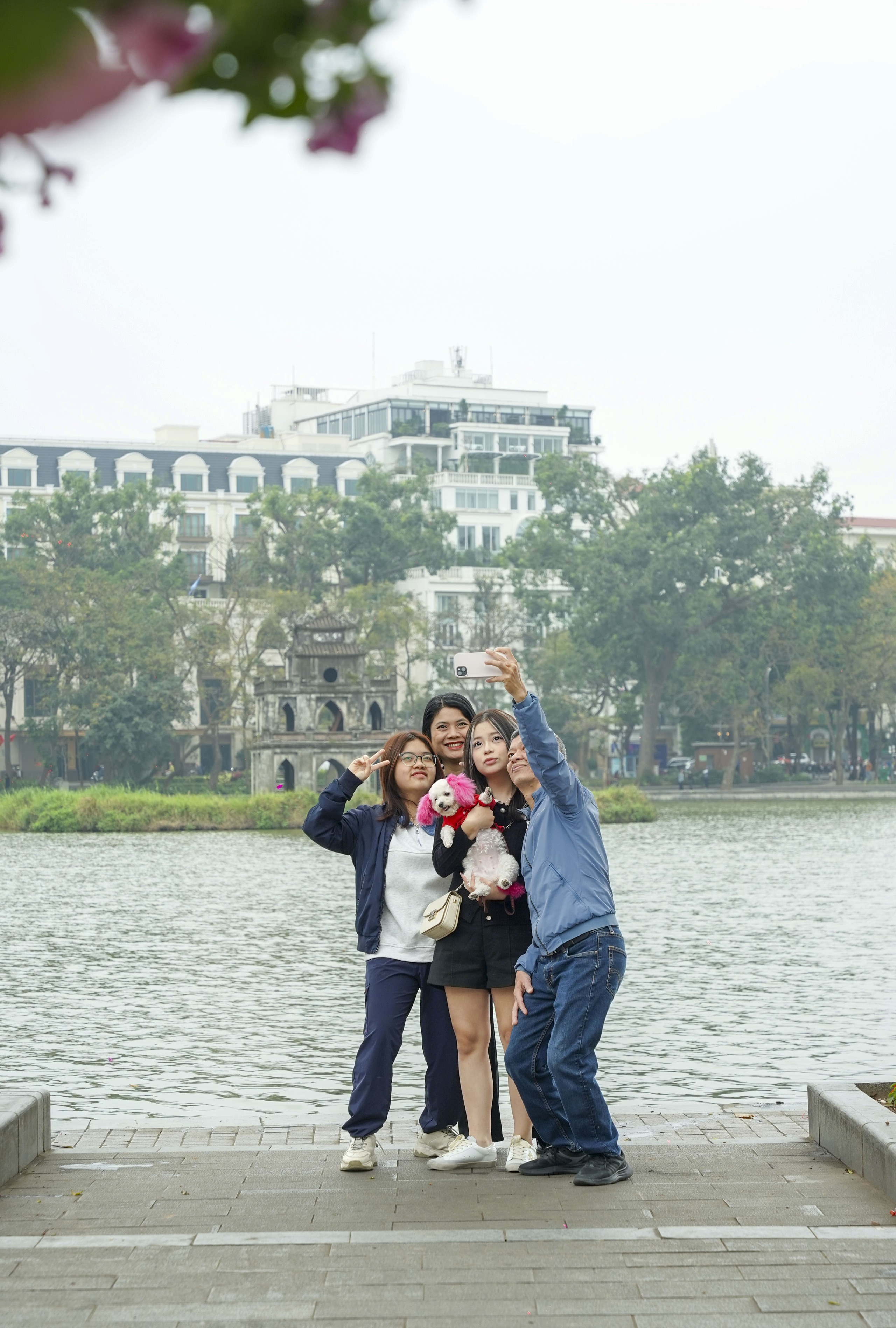 Mùng 2 Tết Bính Ngọ, người Hà Nội xúng xính áo dài xuống phố du Xuân - Ảnh 6. Mùng 2 Tết Bính Ngọ, người Hà Nội xúng xính áo dài xuống phố du Xuân - Ảnh 6.