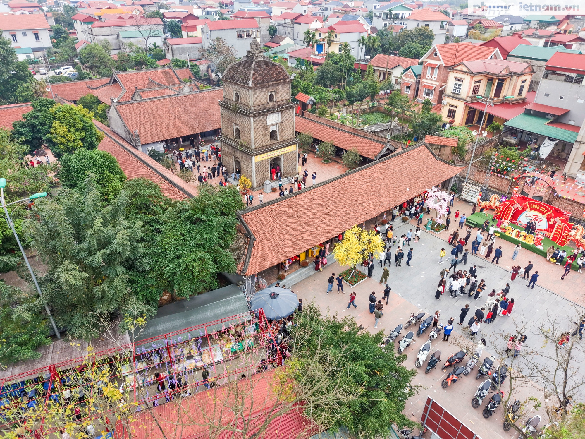 Đầu xuân, du khách tấp nập hành hương về danh lam cổ tự Kinh Bắc- Ảnh 1.