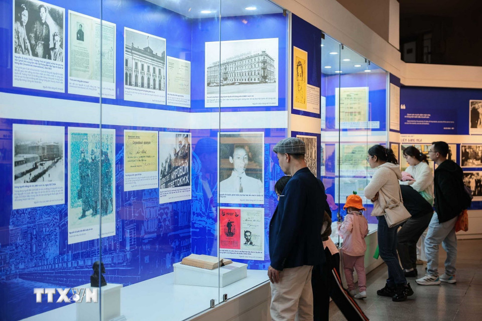 Mùng 3 Tết, hàng vạn người trang nghiêm vào Lăng viếng Chủ tịch Hồ Chí Minh- Ảnh 3.