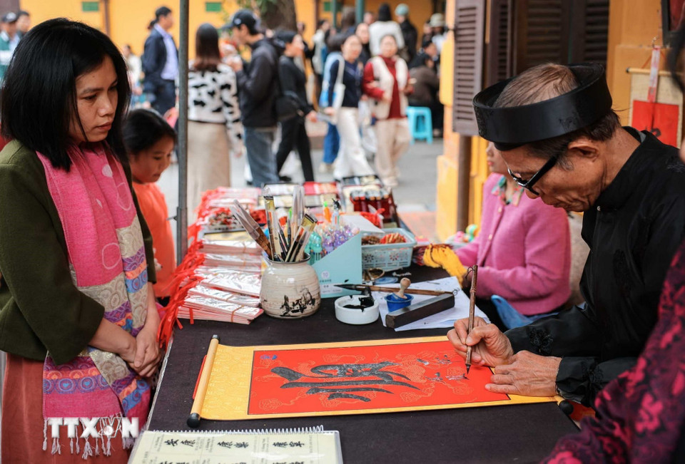 Mùng 3 Tết, hàng vạn người trang nghiêm vào Lăng viếng Chủ tịch Hồ Chí Minh- Ảnh 6.