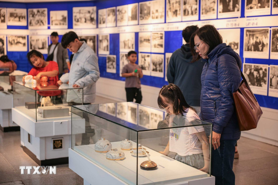 Mùng 3 Tết, hàng vạn người trang nghiêm vào Lăng viếng Chủ tịch Hồ Chí Minh- Ảnh 2.