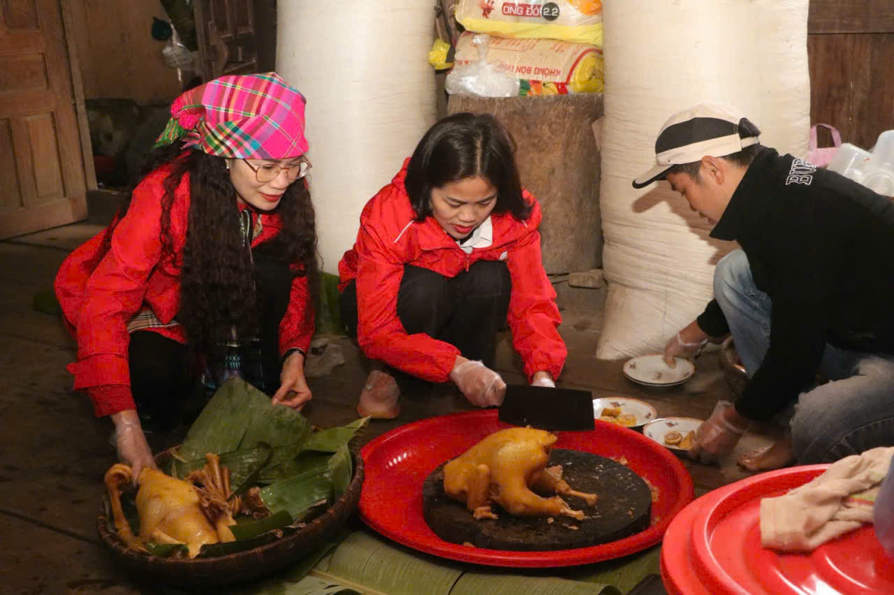 Chị em người Nùng ở “ốc đảo” Lân Nóng chung tay “Bữa cơm nhân ái”- Ảnh 1.