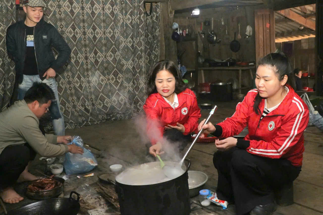 Chị em người Nùng ở “ốc đảo” Lân Nóng chung tay “Bữa cơm nhân ái”- Ảnh 2.