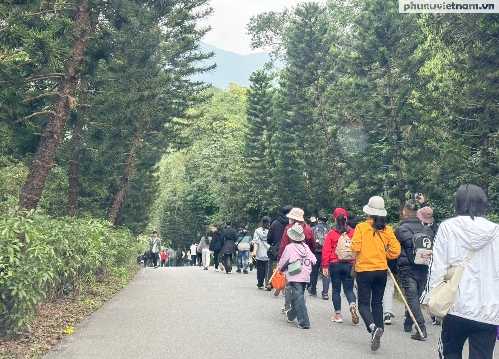 Lượng người tăng mạnh gây ùn tắc trên đỉnh Yên Tử- Ảnh 1.