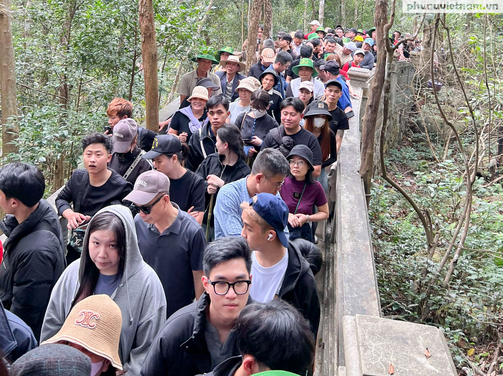 Lượng người tăng mạnh gây ùn tắc trên đỉnh Yên Tử- Ảnh 2.