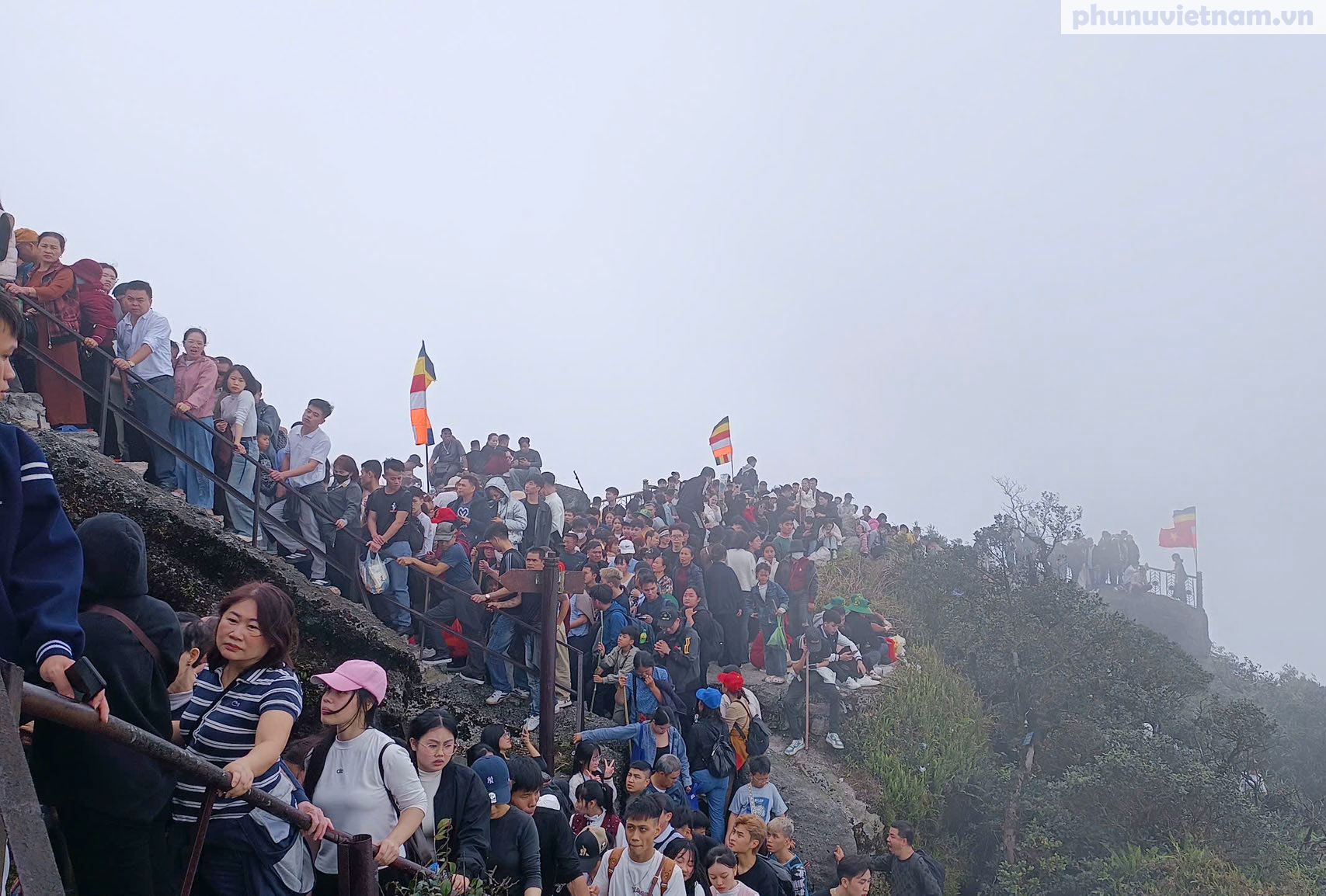 Lượng người tăng mạnh gây ùn tắc trên đỉnh Yên Tử- Ảnh 3.