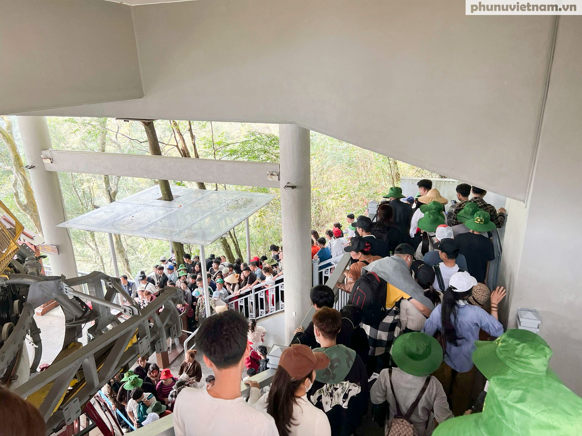 Lượng người tăng mạnh gây ùn tắc trên đỉnh Yên Tử- Ảnh 4.