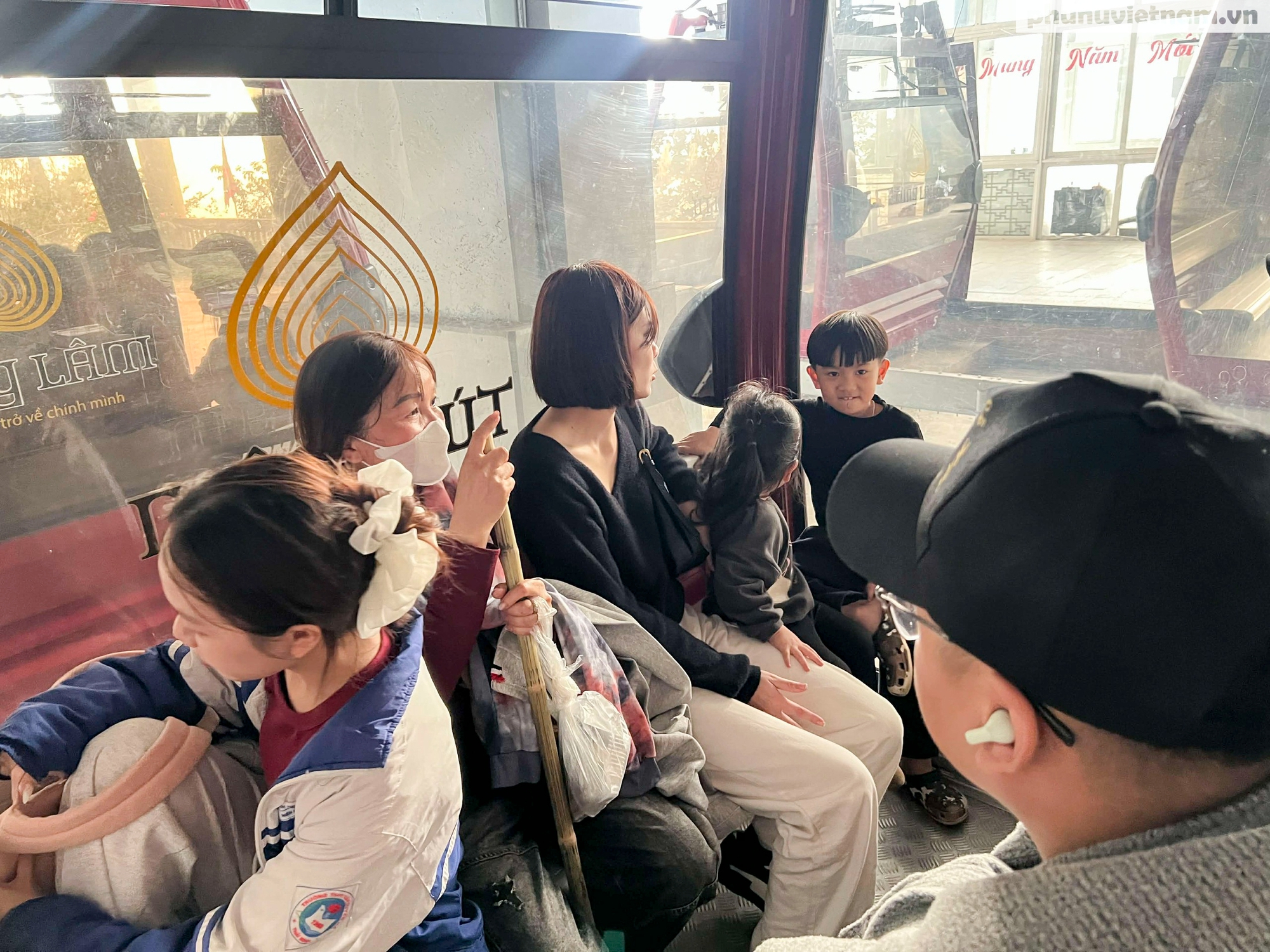 Lượng người tăng mạnh gây ùn tắc trên đỉnh Yên Tử- Ảnh 5.