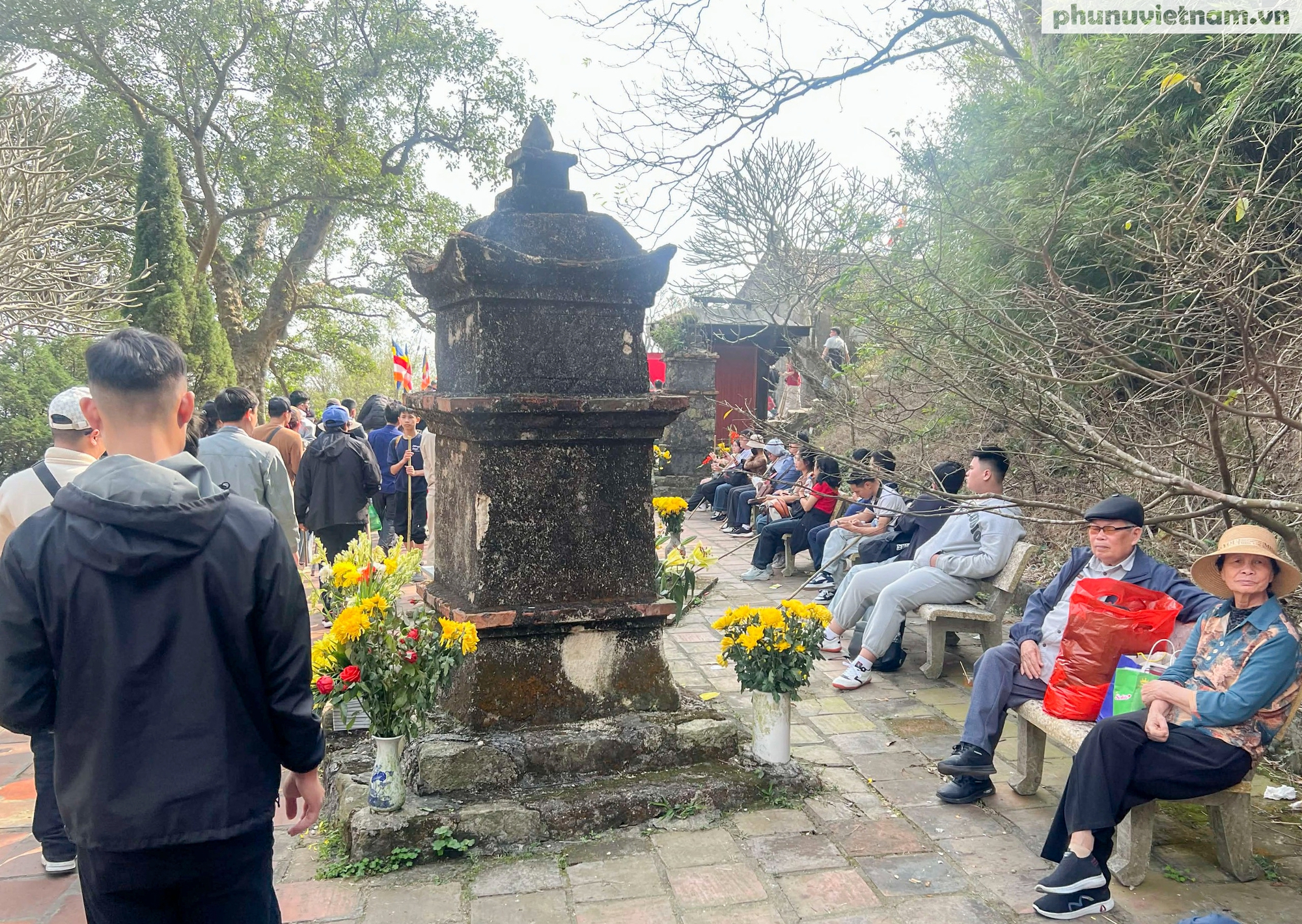 Lượng người tăng mạnh gây ùn tắc trên đỉnh Yên Tử- Ảnh 9.