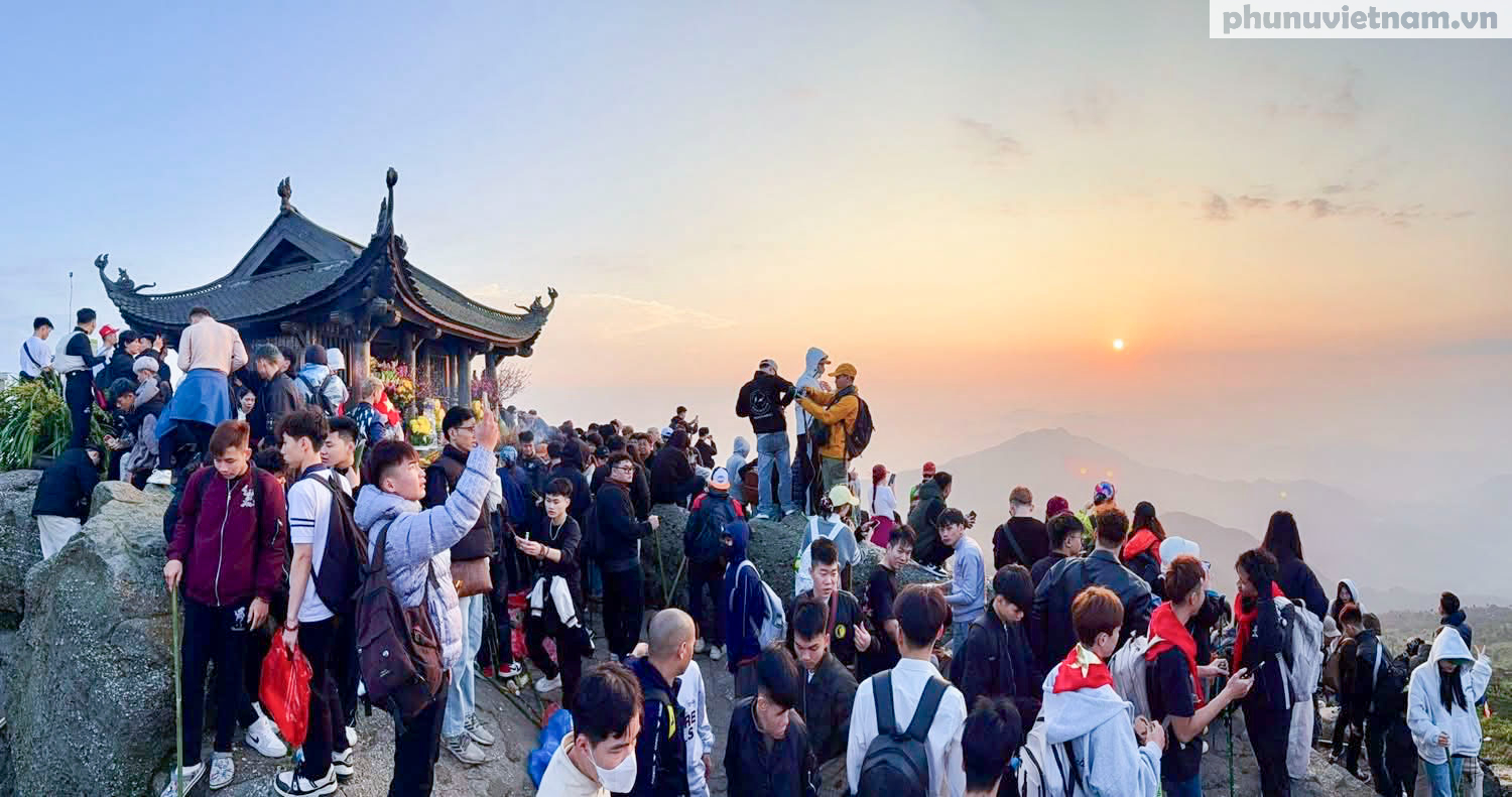 Lượng người tăng mạnh gây ùn tắc trên đỉnh Yên Tử- Ảnh 10.