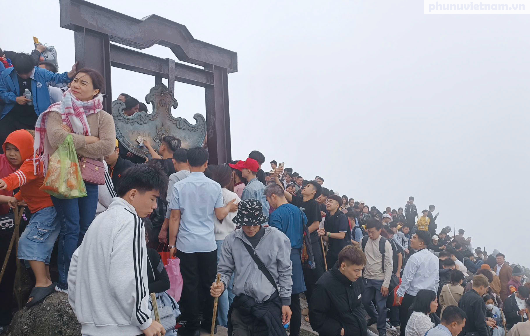 Lượng người tăng mạnh gây ùn tắc trên đỉnh Yên Tử- Ảnh 11.