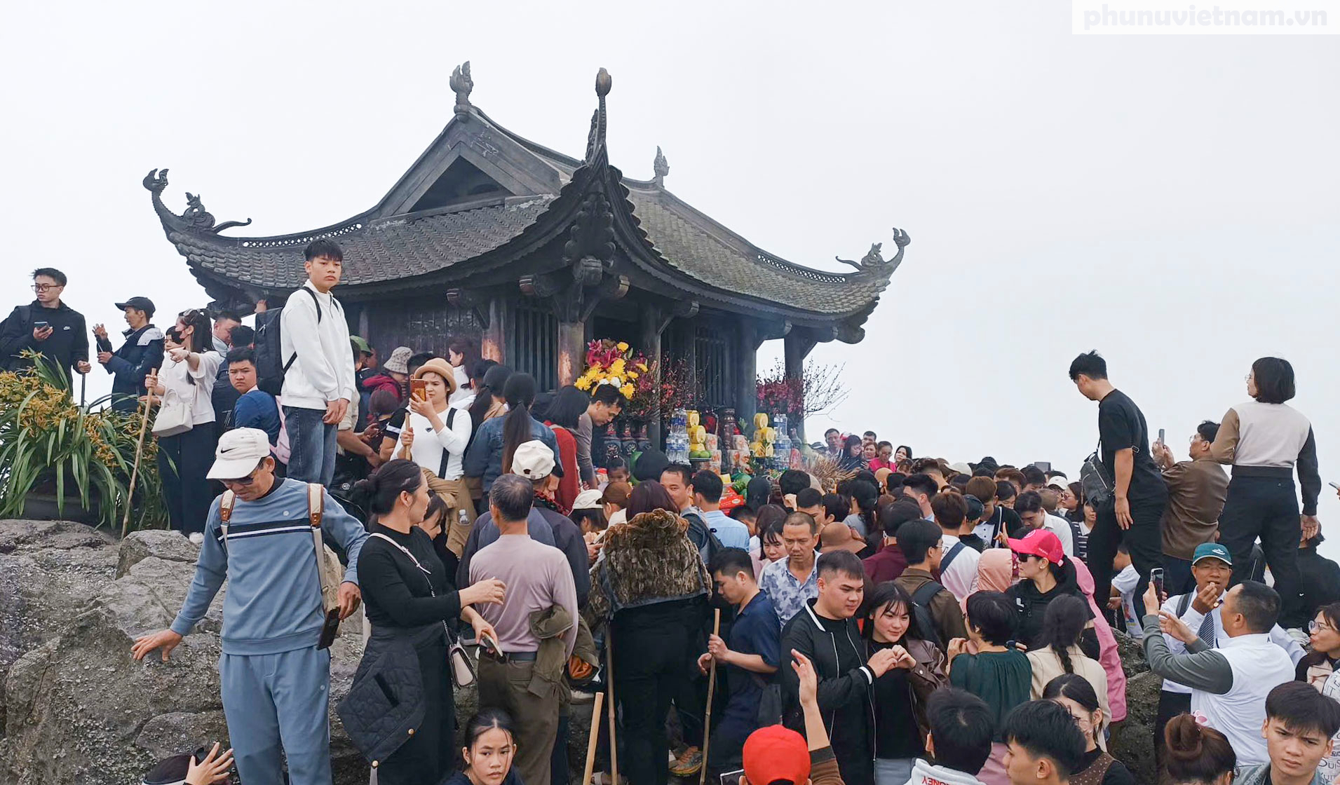 Lượng người tăng mạnh gây ùn tắc trên đỉnh Yên Tử- Ảnh 12.