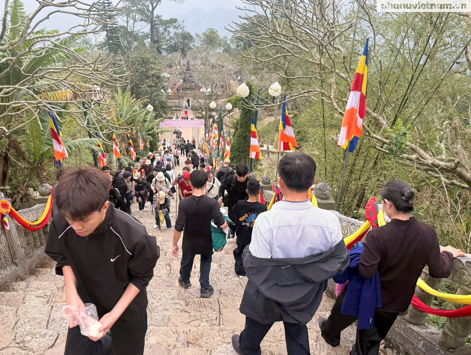 Lượng người tăng mạnh gây ùn tắc trên đỉnh Yên Tử- Ảnh 13.