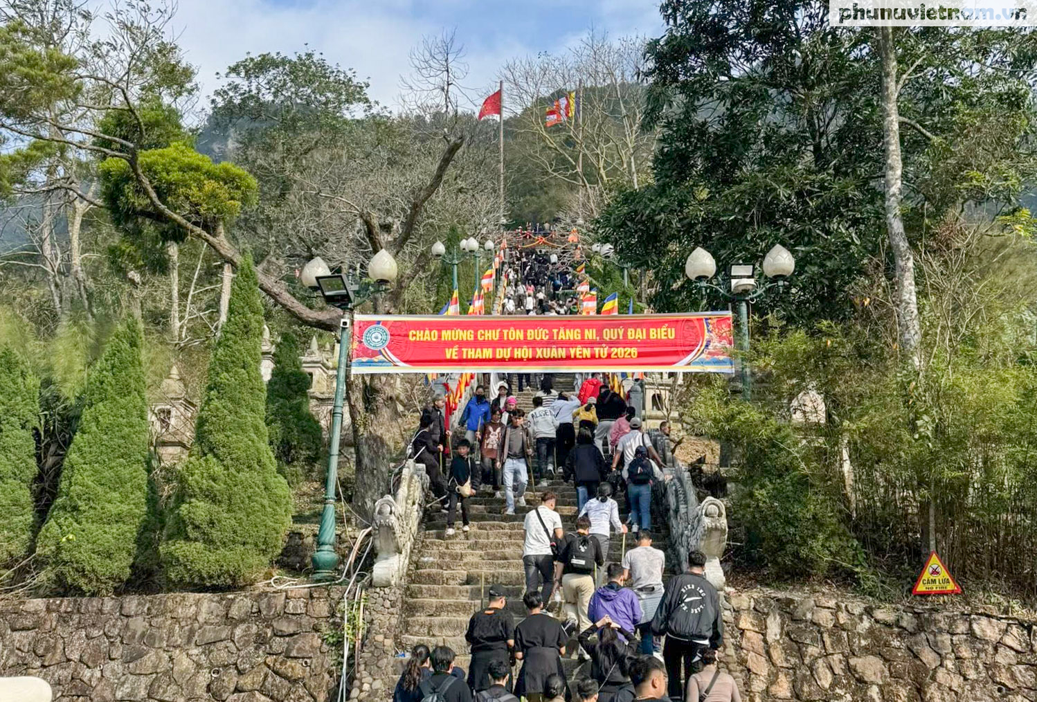 Lượng người tăng mạnh gây ùn tắc trên đỉnh Yên Tử- Ảnh 14.