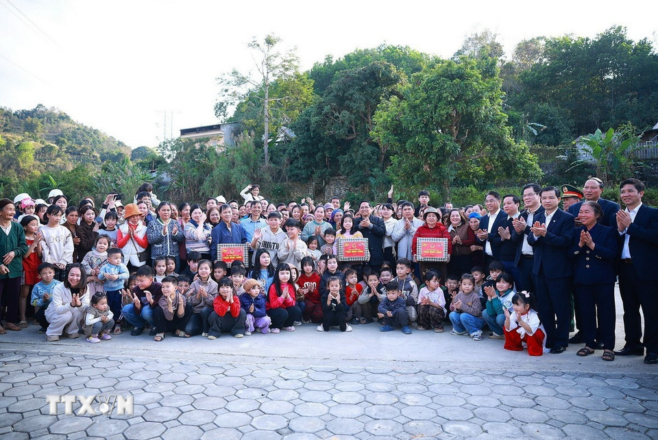 Thủ tướng chúc Tết nhân dân khu tái định cư Đông Khê của tỉnh Cao Bằng- Ảnh 8.