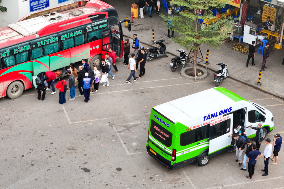 Người dân rục rịch trở lại Thủ đô sau kỳ nghỉ Tết Nguyên đán- Ảnh 4.