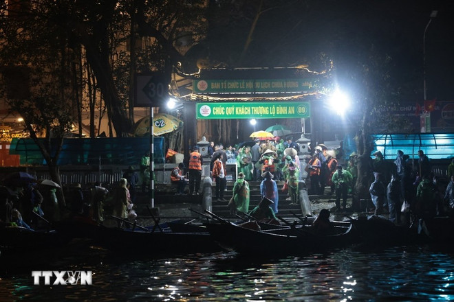 Khai hội Du lịch Chùa Hương 2026: Du khách nườm nượp đổ về dưới mưa Xuân- Ảnh 1.