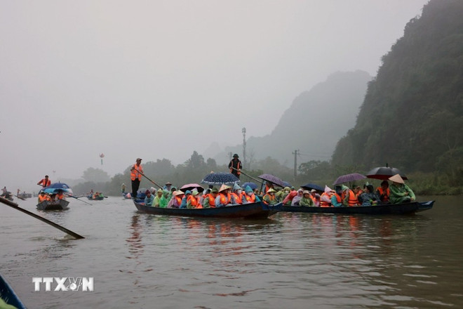 Khai hội Du lịch Chùa Hương 2026: Du khách nườm nượp đổ về dưới mưa Xuân- Ảnh 2.