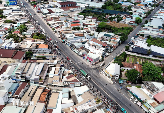 Nhiều tuyến cửa ngõ TPHCM ùn ứ kéo dài trong nhiều khung giờ- Ảnh 1.