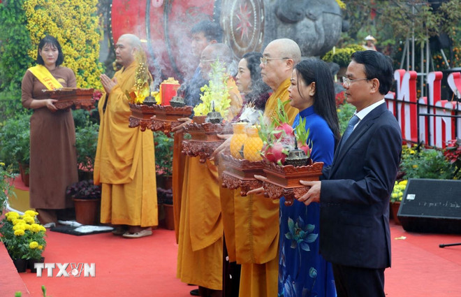Ninh Bình: Hàng nghìn du khách tham dự Lễ khai hội chùa Bái Đính- Ảnh 1.