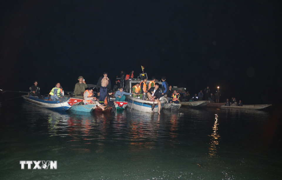 Trắng đêm tìm kiếm nạn nhân mất tích trong vụ chìm tàu ở Lào Cai- Ảnh 5.