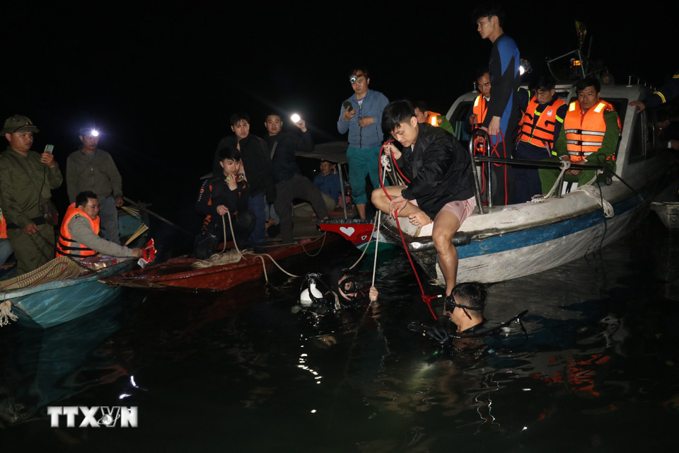 Trắng đêm tìm kiếm nạn nhân mất tích trong vụ chìm tàu ở Lào Cai- Ảnh 4.