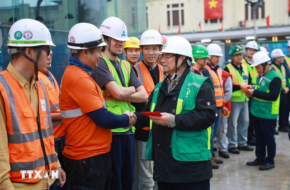 Thủ tướng kiểm tra hiện trường thi công tuyến đường sắt đô thị Nhổn-Ga Hà Nội- Ảnh 1.