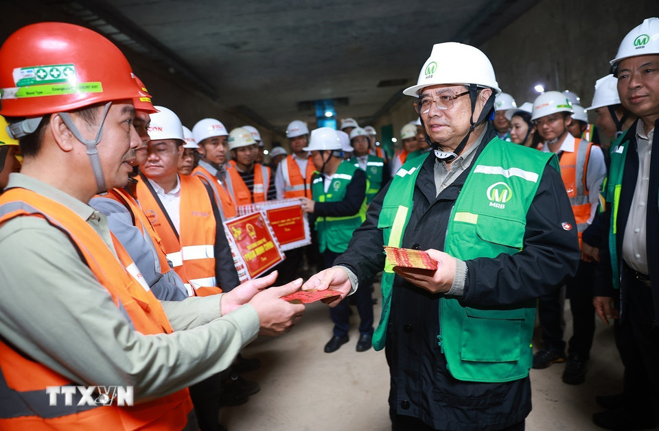 Thủ tướng kiểm tra hiện trường thi công tuyến đường sắt đô thị Nhổn-Ga Hà Nội- Ảnh 7.