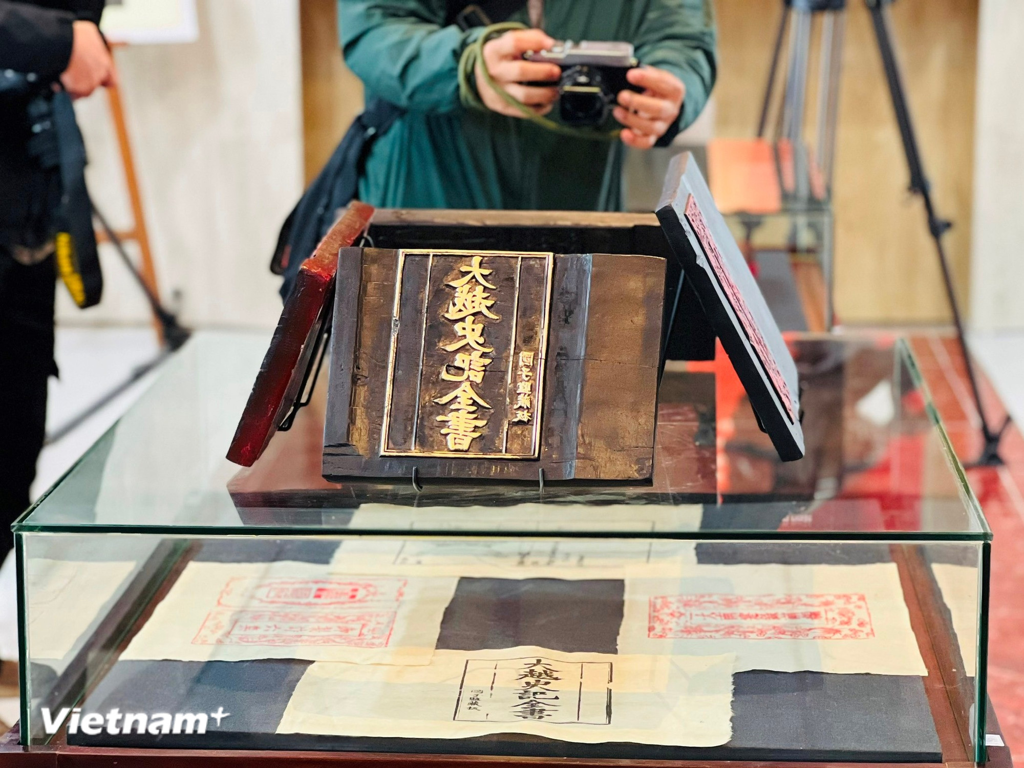 Lần đầu "lộ diện" Mộc bản triều Nguyễn: Khi di sản tư liệu không còn “nằm yên trong kho”- Ảnh 2.