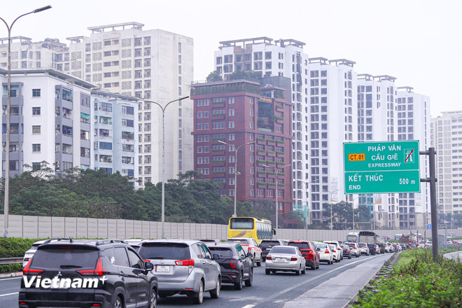 Người dân ùn ùn trở về Thủ đô, bến xe đông đúc trong ngày cuối nghỉ Tết- Ảnh 1.