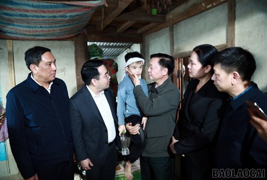 Lãnh đạo Chính phủ và Ủy ban Trung ương MTTQ Việt Nam thăm hỏi gia đình các nạn nhân vụ chìm tàu chở khách trên hồ Thác Bà- Ảnh 3.