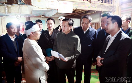 Lãnh đạo Chính phủ và Ủy ban Trung ương MTTQ Việt Nam thăm hỏi gia đình các nạn nhân vụ chìm tàu chở khách trên hồ Thác Bà- Ảnh 1.