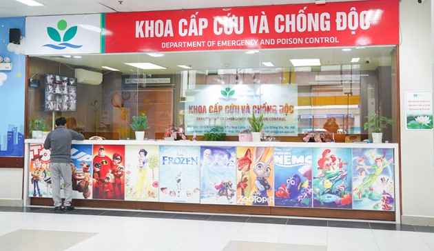 Nghịch “bóng đèn nhấp nháy”, trẻ bị đa chấn thương nguy kịch- Ảnh 2. Nghịch “bóng đèn nhấp nháy”, trẻ bị đa chấn thương nguy kịch- Ảnh 2.