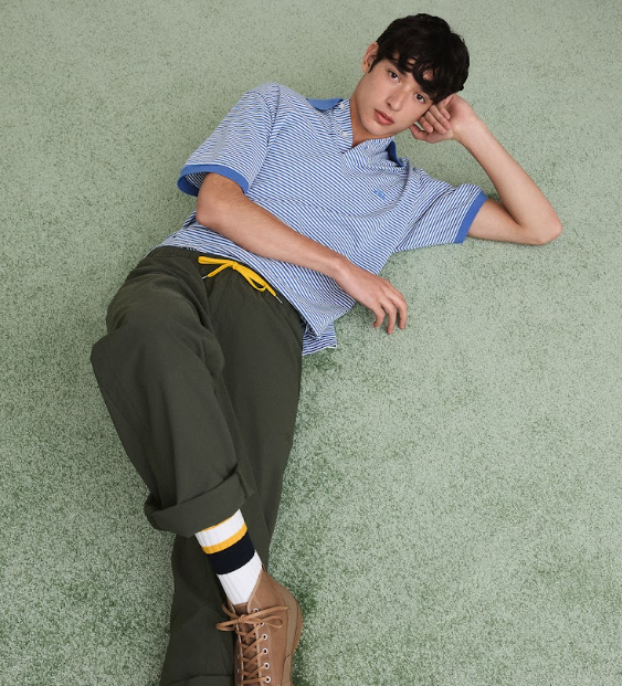 Phong cách preppy nhẹ nhàng trong BST UNIQLO and JW Anderson Xuân/Hè 2026- Ảnh 2. Phong cách preppy nhẹ nhàng trong BST UNIQLO and JW Anderson Xuân/Hè 2026- Ảnh 2.