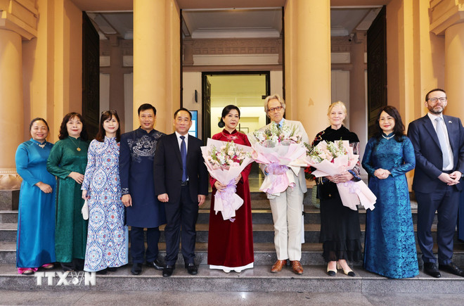 Phu nhân Tổng Bí thư và Công tước xứ Richmond cùng Phu nhân tham quan Bảo tàng Mỹ thuật Việt Nam- Ảnh 3.