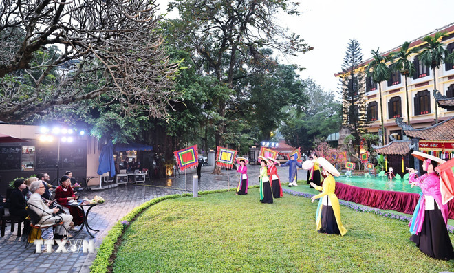 Phu nhân Tổng Bí thư và Công tước xứ Richmond cùng Phu nhân tham quan Bảo tàng Mỹ thuật Việt Nam- Ảnh 2.