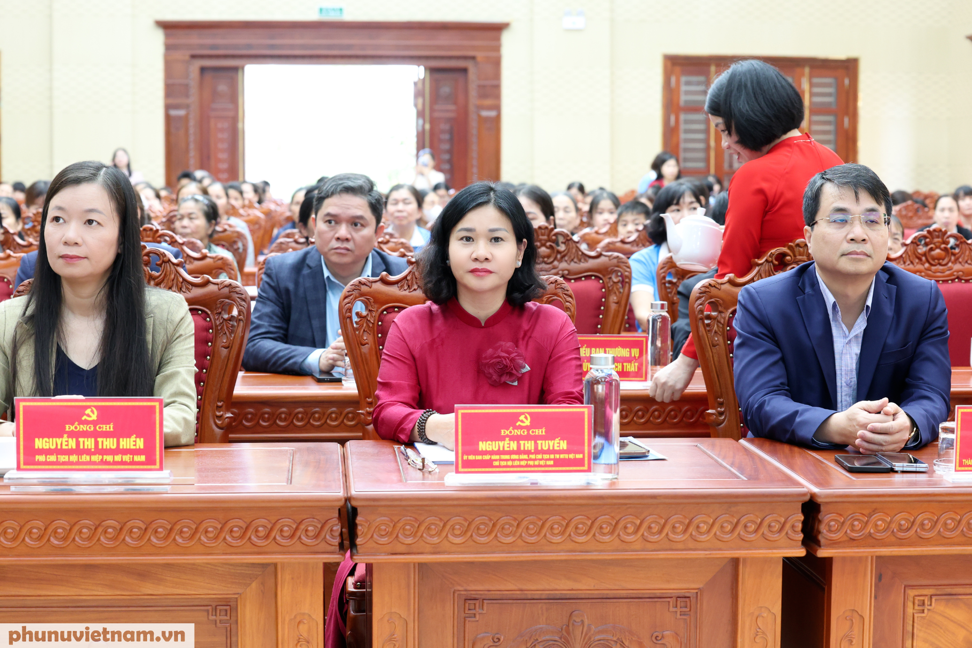 Chủ tịch Hội LHPN Việt Nam Nguyễn Thị Tuyến tặng quà phụ nữ, trẻ em khó khăn tại Hà Nội- Ảnh 1.