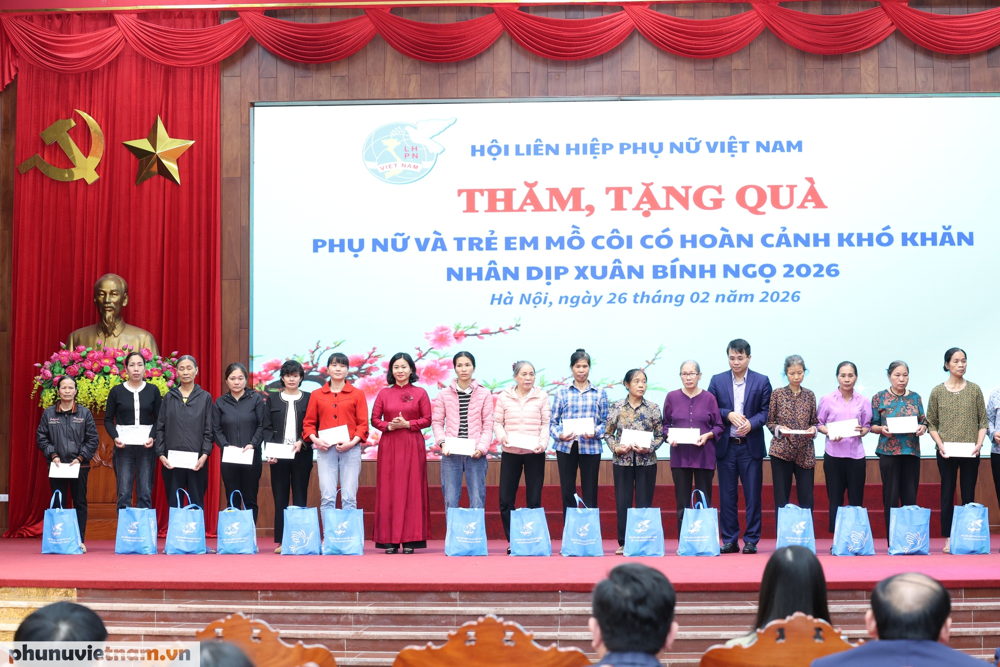 Chủ tịch Hội LHPN Việt Nam Nguyễn Thị Tuyến tặng quà phụ nữ, trẻ em khó khăn tại Hà Nội- Ảnh 3.