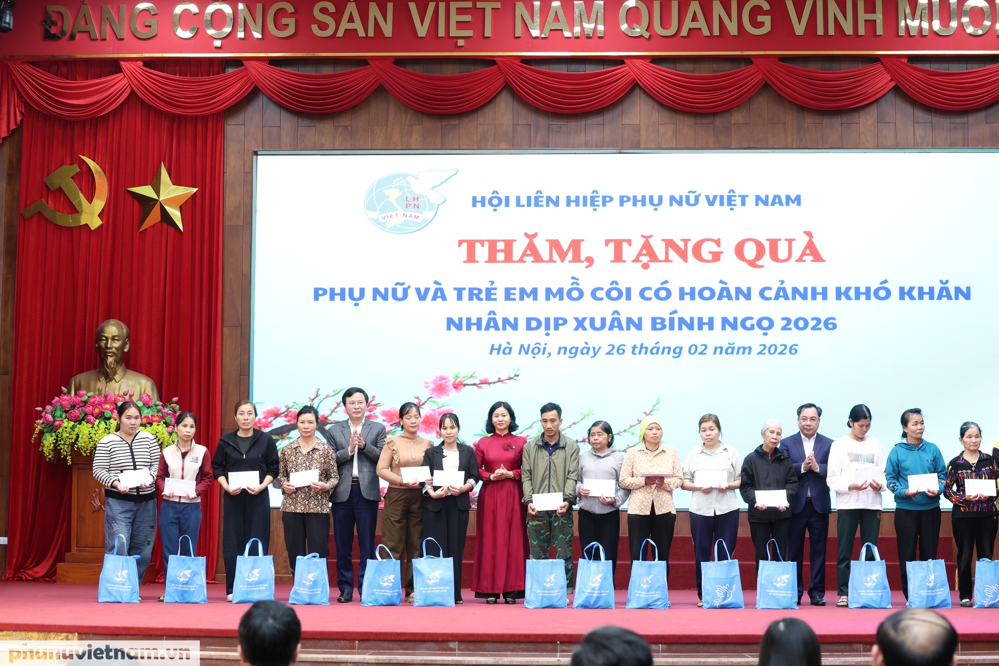Chủ tịch Hội LHPN Việt Nam Nguyễn Thị Tuyến tặng quà phụ nữ, trẻ em khó khăn tại Hà Nội- Ảnh 5.