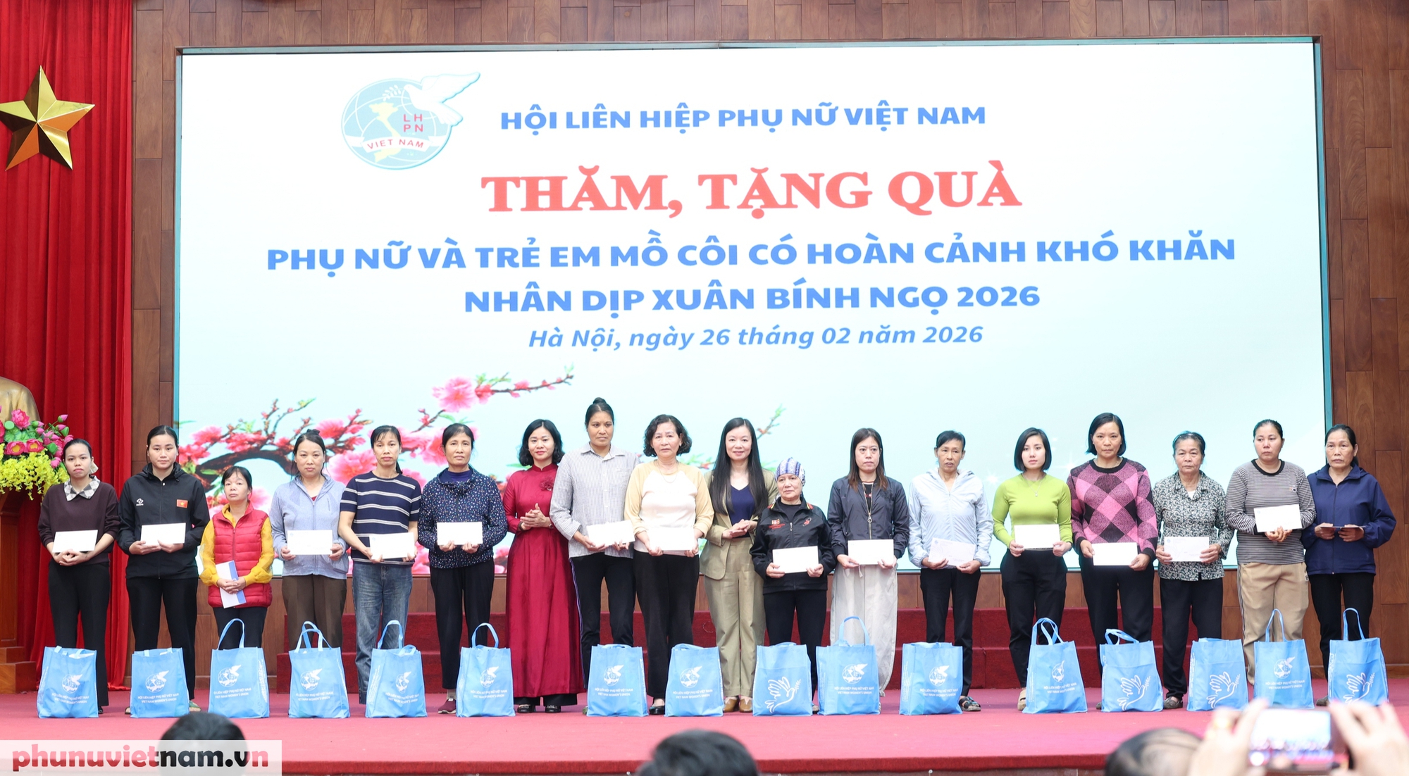 Chủ tịch Hội LHPN Việt Nam Nguyễn Thị Tuyến tặng quà phụ nữ, trẻ em khó khăn tại Hà Nội- Ảnh 6.