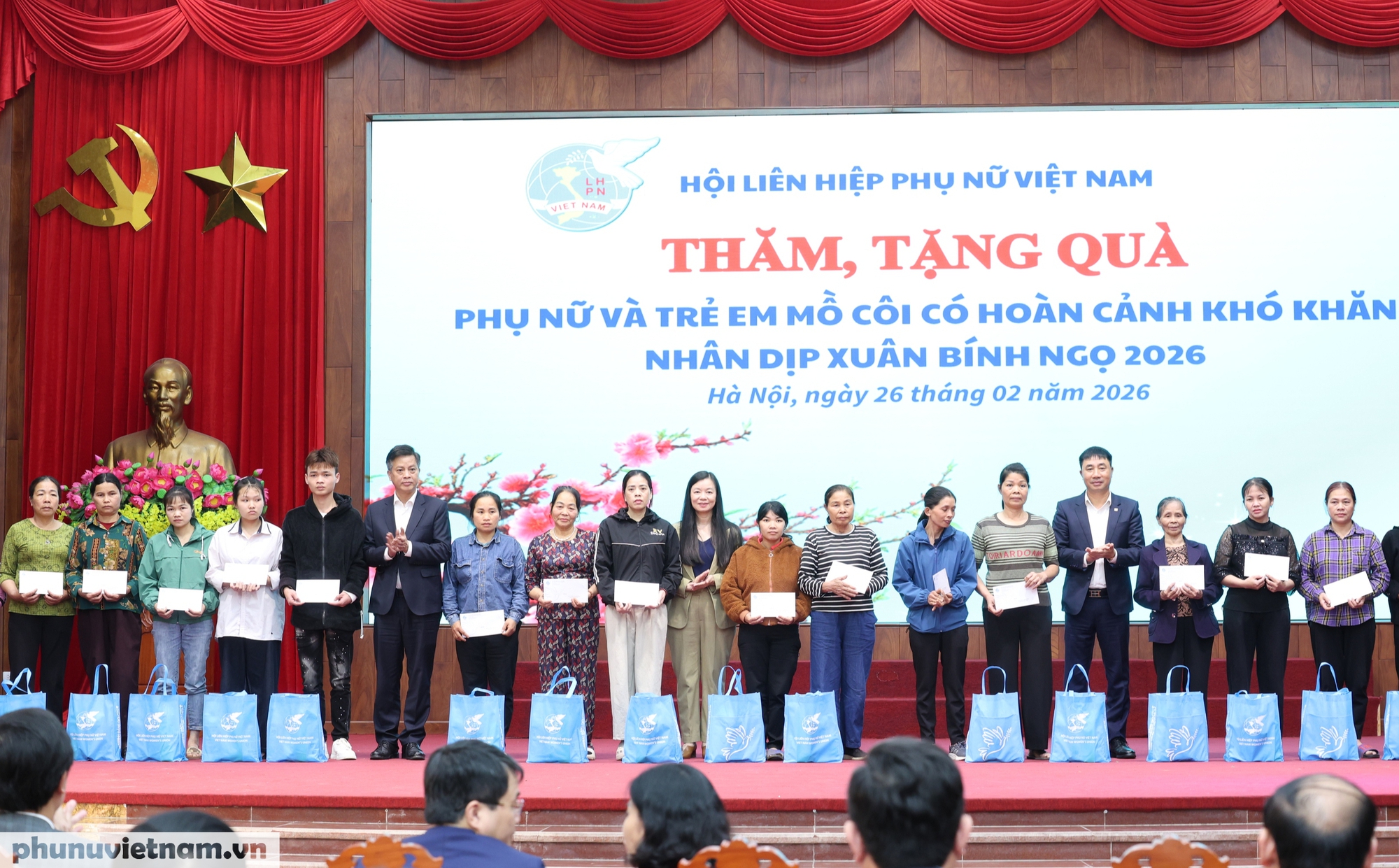 Chủ tịch Hội LHPN Việt Nam Nguyễn Thị Tuyến tặng quà phụ nữ, trẻ em khó khăn tại Hà Nội- Ảnh 7.